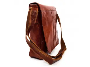 Ανδρική καφέ δερμάτινη τσάντα με καπάκι