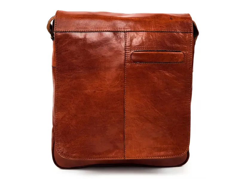 Ανδρική καφέ δερμάτινη τσάντα με καπάκι Ανδρική καφέ δερμάτινη τσάντα με καπάκι