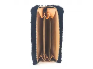 Μαύρο πορτοφόλι με χνούδι