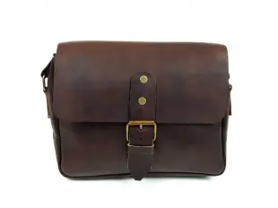 Γυναικεία τσάντα χειρός σε σκούρο καφέ χρώμα