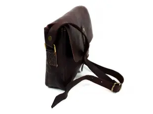 Γυναικεία τσάντα χειρός σε σκούρο καφέ χρώμα