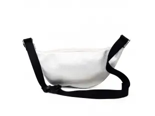 Κομψή ασημένια τσάντα χιαστί